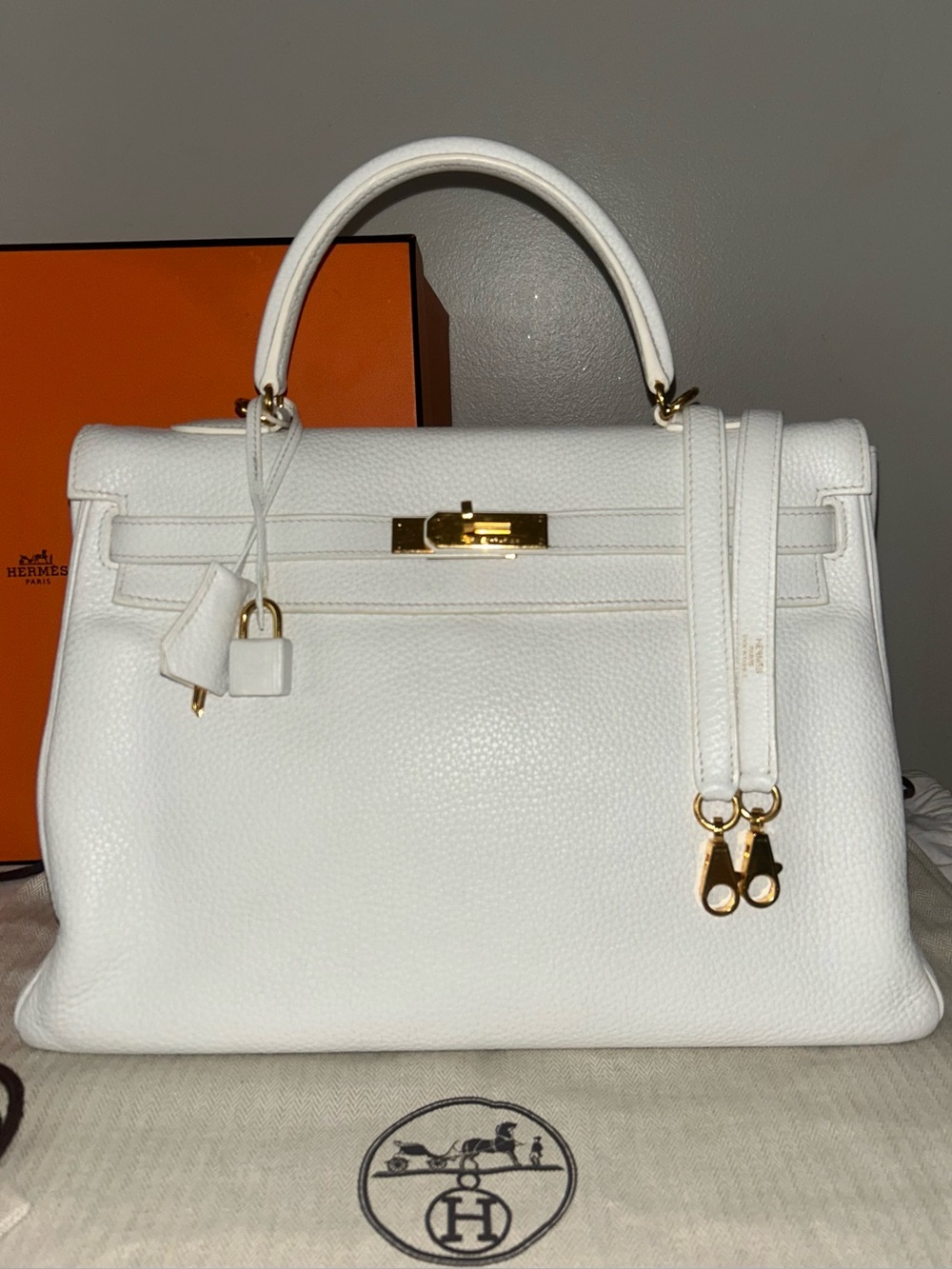 HERMÈS Kelly 35 White Blanc Clemence Leather Gold Hardware Handbag - Picture 4 of 14